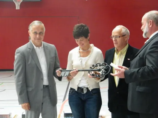 001-Feierliche Übergabe der neuen Halle